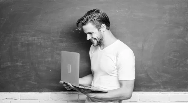 Programmazione sviluppo web. Programmazione degli insegnanti scolastici con laptop. Gli studenti imparano il linguaggio di programmazione. Un bell'uomo usa la tecnologia moderna. Tecnologia digitale. Applicare corso online per programmatori — Foto Stock