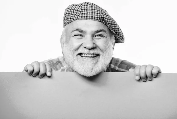 Your advertising here. Copy space placate information. Senior bearded man place announcement on banner. happy mature man in retro hat. Advertisement. job search. Need help. Advertisement shop — ストック写真