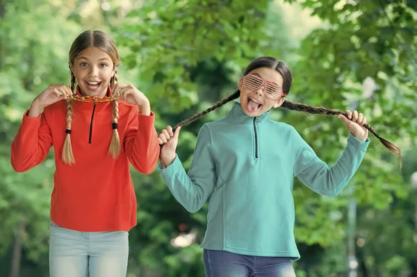 Cosas locas que hacer en la fiesta. Los niños felices se divierten al aire libre natural. Una mirada graciosa de chicas fiesteras. Ocio y entretenimiento. Accesorios de moda de carnaval. Fiesta de verano —  Fotos de Stock