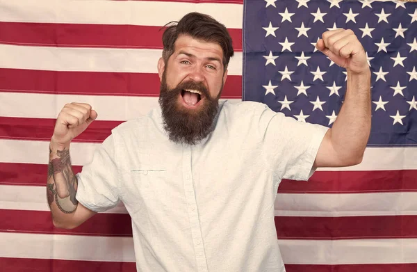 Libre al fin. es un verdadero americano. El hombre feliz celebra el 4 de julio. Patriotismo y libertad. Bandera es su orgullo. USA Día de la Independencia 4 de julio. hombre feliz en la bandera nacional de EE.UU.. trabajo y viajes en EE.UU. — Foto de Stock