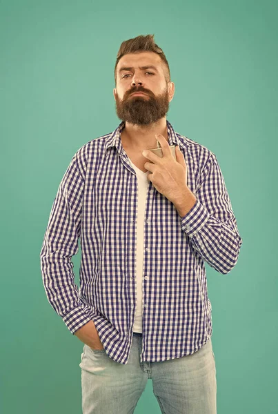 Como usar perfume. homem maduro segurar garrafa de perfume. cara bonito com barba — Fotografia de Stock