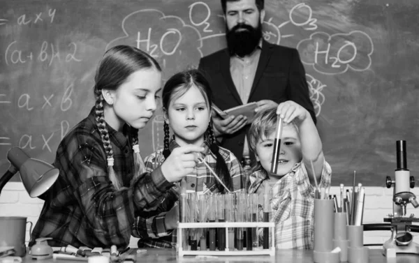 Children making science experiments. Education. chemistry lab. happy children and teacher. back to school. doing experiments with liquids in chemistry lab. Checking the results — Φωτογραφία Αρχείου