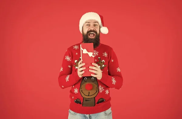 Tempo de compras de Natal. preparar presentes e presentes. homem barbudo feliz em Papai Noel. diversão festa de ano novo. celebrar as férias de inverno. Feliz Natal. Feliz Natal. homem em camisola de malha engraçada com caixa. O que está dentro — Fotografia de Stock