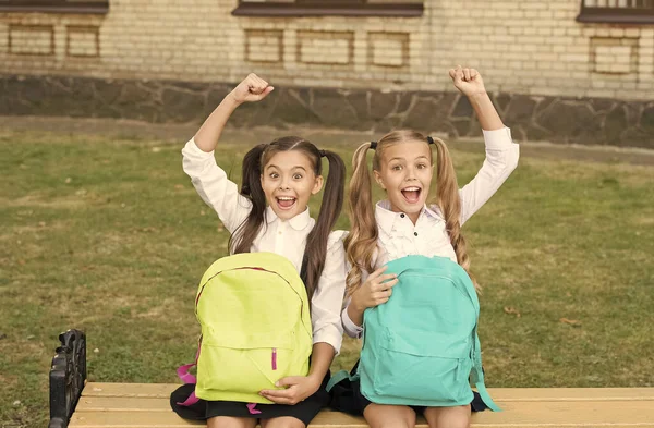 Tradición de ganadores. Felices ganadores celebran al aire libre. Los niños pequeños hacen gestos ganadores. Ganadores de becas. De vuelta a la escuela. Éxito en el estudio. Felicidades por la victoria. Los ganadores se conocieron juntos — Foto de Stock