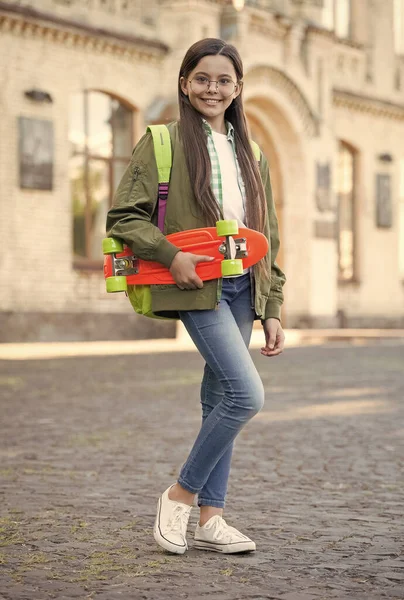 Plavba, dokud nebudete moci plavit více. Happy child hold penny board. Malý bruslař úsměv venku. Jízda na penny skateboardu. Rychlost a rovnováha. Dovolená a svátky. Jízda na penny palubě ve velkém stylu — Stock fotografie