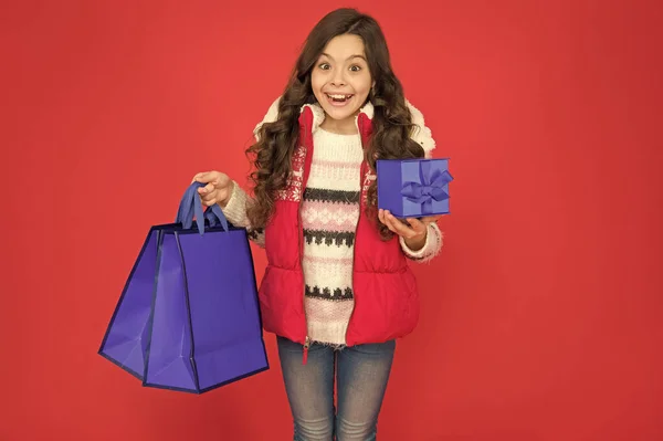 Minőségi szolgáltatás. Vegyél ajándékokat és ajándékokat. gyermek bevásárlótáskával. A kölyöknél van a csomag. Készen áll a nyaralásra. Boldog karácsonyt! Újévi eladás. lenyűgözött tini lány dobozzal. karácsony téli vásárlás — Stock Fotó