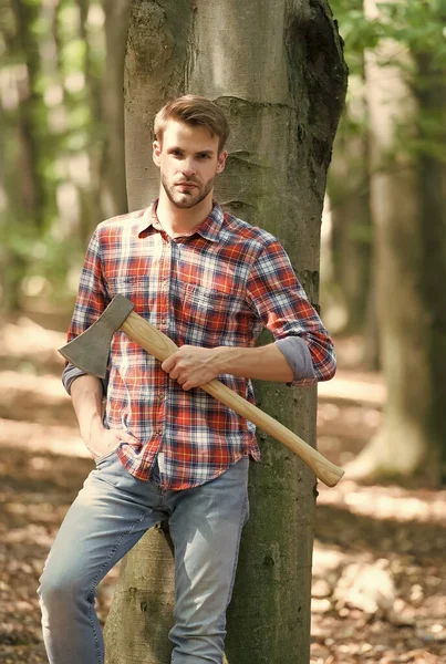 Lenhador trabalhador homem de pé na floresta com machado, verão — Fotografia de Stock