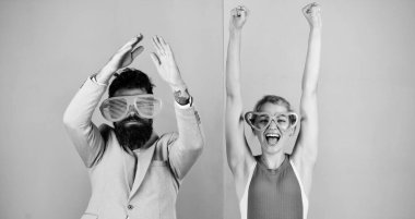 Başarıyı kutluyoruz. Ofis partisi. En iyi arkadaş ilişkileri. hippi adam ve kız parti gözlükleri. Sakallı adam ve güzel kadın. Arkadaşlık. Birlikte kutlayalım. Parti eğlencesi. Birbirine aşık çiftler