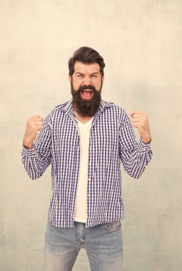 Tek yapman gereken sahip olduğun her şey. Mutlu hipster zaferi kutluyor mavi arka plan. Sakallı adam kollarını yukarı kaldırır ve parmaklarını sıkar. Zafer ve başarı. Kazanan ve şampiyon. Kutlama başlatılıyor.