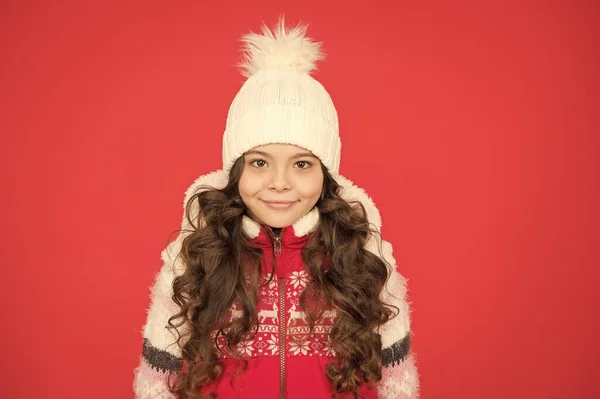 Alegre adolescente chica en caliente invierno ropa en navidad vacaciones, moda de Navidad — Foto de Stock