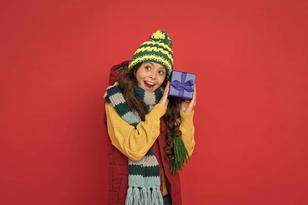 Menina feliz adolescente em cachecol de malha e chapéu usar roupas quentes na temporada de inverno segurando caixa de presente para o Natal, compras — Fotografia de Stock