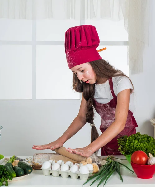 Enfant fille cuisine repas à partir de produits sains et biologiques seulement, santé — Photo