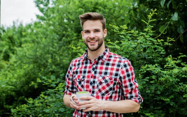 Homme heureux boire du café le matin, l'énergie — Photo