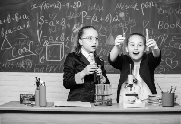 Εργαστήριο Βιολογίας. Αναπνέεις ζωή στη χημεία. επιστημονικά πειράματα στο εργαστήριο. Έξυπνα κοριτσάκια στο σχολικό εργαστήριο. Εργαστήριο Επιστημών. Μικρά κορίτσια επιστήμονας με μικροσκόπιο. Χημική έρευνα στο εργαστήριο — Φωτογραφία Αρχείου