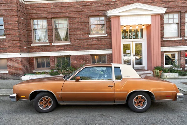 ワシントン州シアトル- 2021年4月6日: cadilac brougham oldsmobile carriage retro car side view — ストック写真