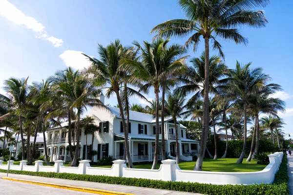 Mansion house in Palm Beach Florida, USA. Expensive house in tropical yard. Suburban housing — Photo