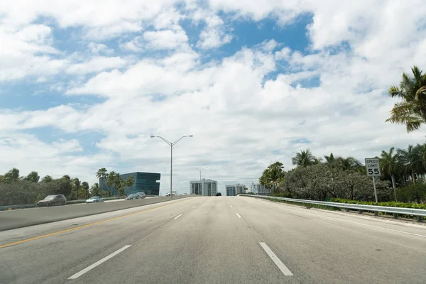 Пустая высокая дорога на облачном открытом воздухе на пальмовом пляже Florida usa, шоссе — стоковое фото