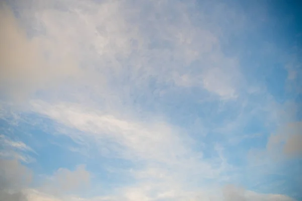 Blauwe bewolkte lucht met witte wolken bij zonnig weer, hemelachtergrond — Stockfoto