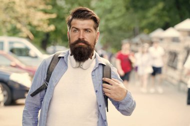 Yerel gösteriyi keşfedin. Şehir seyahati için sırt çantası. Hippi sırt çantası, sokak geçmişi. Sakallı adam seyahati. Şehri keşfeden adam. Turizm ve sırt çantası. Tatil konsepti. Modern dinlenme