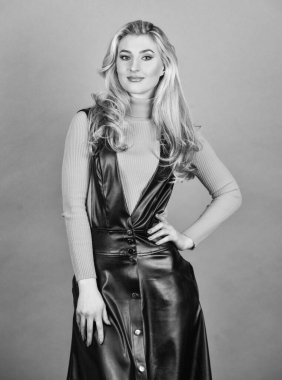 Birleştirme stili ve zarafet. Seksi kızmış. Dar deri lateks elbiseli şık bir kadın. Seksi manken. Moda portresi. Sıradan giyinmiş şık sarışın kadın. Seksi bir kadın. Moda giysiler