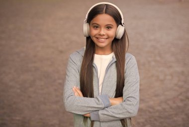 Mutlu hayatım. Müzik dinle. Okula dönüyorum. Online özel eğitim. Gülümseyen çocuk ses kitabı çalışıyor. Elearning ve ebook. çocukluk mutluluğu. Kulaklık takan genç bir kız. Mutlu çocuk kulaklık takıyor.