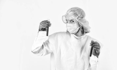 Analizin sonuçları. Virüs testi yapın. Koronavirüs salgını. Tıbbi ekipman. Kan testi. Laboratuvarda kan örneğiyle çalışan bir bilim adamı. Kadın doktor deney yapıyor.