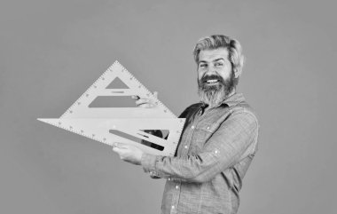 Yedek ekipman. Mimarlık eğitimi. Sakallı öğretmen cetvel kullanıyor. Yenilikçi yaklaşım. Resim dersi. Ölçüm aracı. Matematik çalışıyorum. Eğitim konsepti. Okul eğitimi. Geometri öğretiyor