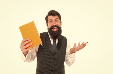 Mutlu erkek öğretmen, okuma yazma ve eğitim için kalemle okul kitabını tutuyor.