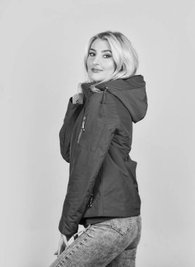 Genç ve tasasız. Şehir yaşam tarzı. Güzel yay ceketli güzel bir genç bayan. Moda fotoğrafı. Genç ve şık bir hanımın açık hava portresi. Model şık aksesuarlar ve elbiseler giyiyor.