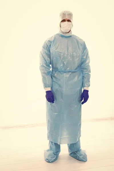 Chiamare il medico quando si è malati. Frontline medico in indumenti protettivi isolati su bianco — Foto Stock