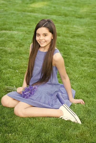 Menina vestido azul relaxar campo verde com flores de milho fresco, conceito de infância feliz — Fotografia de Stock