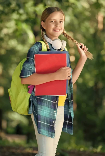 幸せな子供に戻る学校に長い髪の毛の平らな自然景観、髪型を保持 — ストック写真