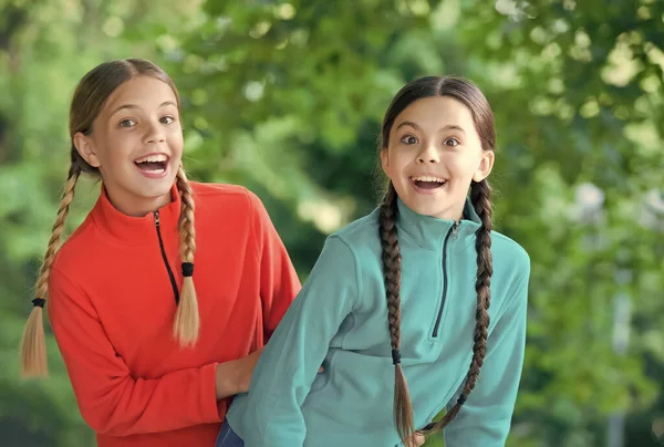 Chicas amigos lana ropa para el ocio activo fondo de la naturaleza, concepto de niños felices —  Fotos de Stock