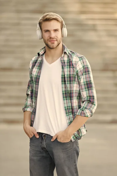 Hombre moderno escuchando música auriculares inalámbricos, concepto de pista de audio —  Fotos de Stock