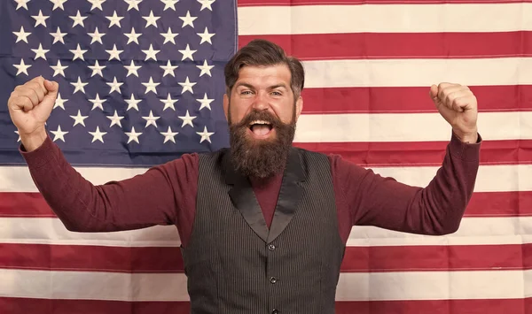 Para el futuro. feliz celebración de la victoria. Hombre hipster barbudo siendo patriótico para USA. Reforma de la educación estadounidense en julio 4. Ciudadano americano en la bandera de EE.UU. ciudadano americano en las elecciones — Foto de Stock