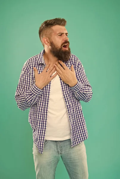 Inspirado barbudo homem no casual xadrez camisa no fundo azul, inspiração — Fotografia de Stock