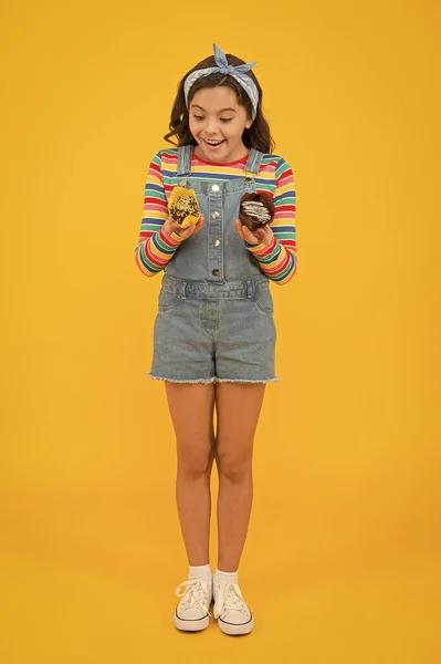 Pequeña niña dulce cupcakes muffin comida, dulces y concepto de felicidad —  Fotos de Stock