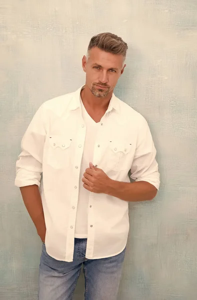Bonito homem perfeito camisa branca calças jeans, conceito cabeleireiro barbearia — Fotografia de Stock