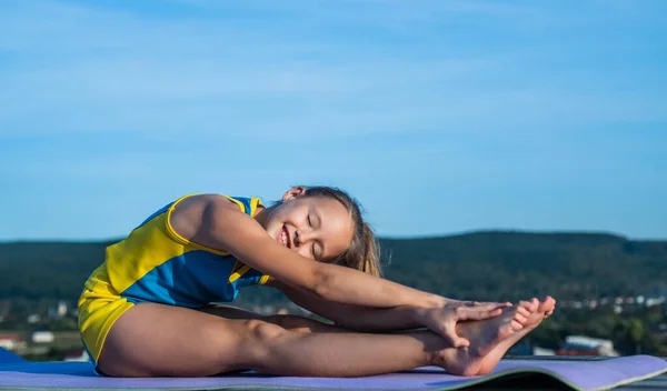 Tiener meisje dragen sportkleding voor training stretching op hemel achtergrond, warm up — Stockfoto