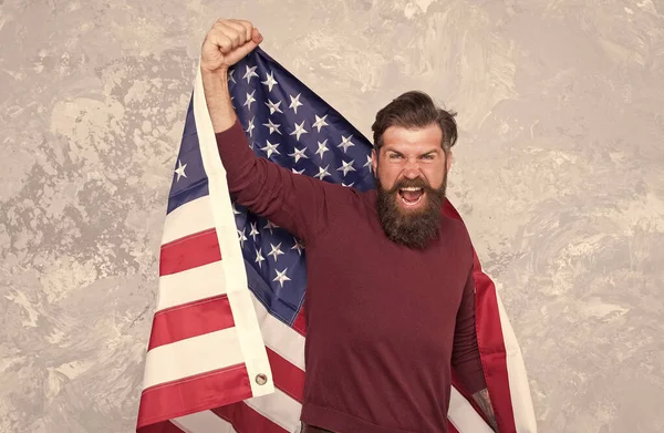 Homem hipster americano comemora o dia da independência com bandeira nacional, conceito de protesto social — Fotografia de Stock
