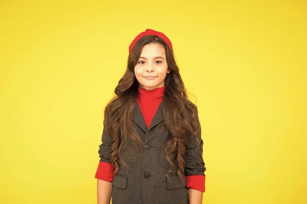 Vardagslärande. Liten unge bär uniform gul bakgrund. Skolklänning. Tillbaka till skolan stil. Grundskola. 1 september. Matchande stil och klass med lyx och komfort — Stockfoto