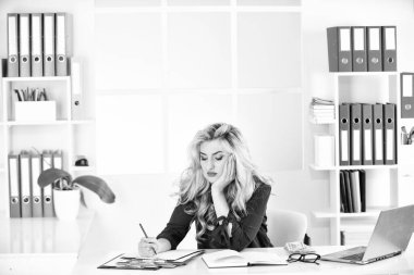 Muhasebe ve bankacılık. Düşük gelir. Muhasebeci öğrenme belirteçleri. Finansal kriz. Gelir eksikliği. Geliri artırmayı. Küçük işletmenin sahibi. Ofisteki kız mali raporları analiz ediyor