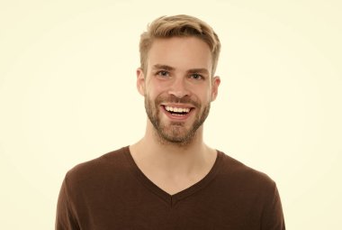 Tıraşsız yüzü olan gülümseyen genç adam beyaz arka planda izole edilmiş günlük giysiler giyer, berber dükkanı