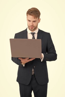 Resmi stil kıyafet programlama mühendisi çevrimiçi ve bilgisayar için laptop kullan