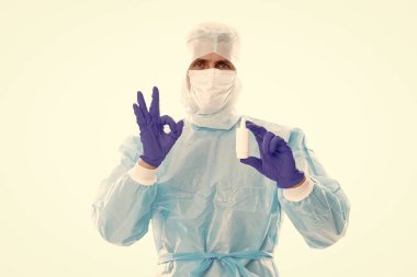 Yeni koronavirüs zatürresi tedavisi. Pulmonolog ilaç şişesine onay verdi. Coronavirüs tedavisi