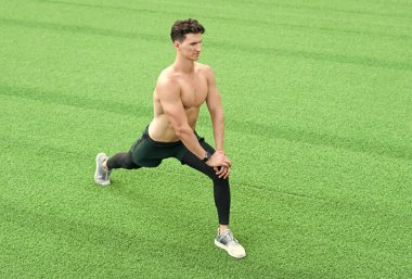 Kas sporcusu antrenmandan önce ısınıyor, spor konsepti.