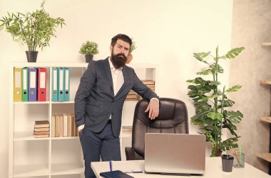 Yakışıklı ofis müdürü karantinadan sonra işyerine dönüyor.