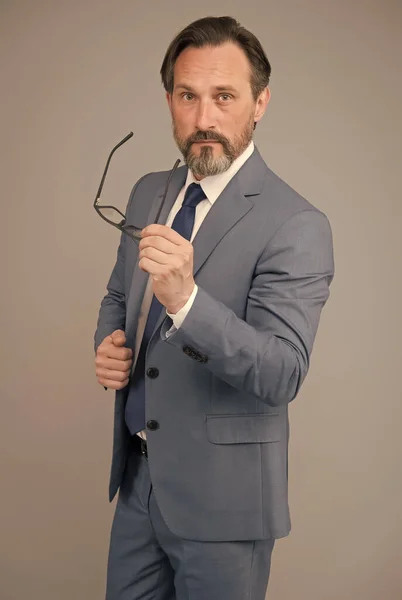 Retrato de moda del hombre. barbudo tras peluquero. retrato de un hombre maduro con gafas. Director financiero adulto de traje. mejor entrenador de negocios. trabajador bancario cualificado. profesional en los negocios — Foto de Stock