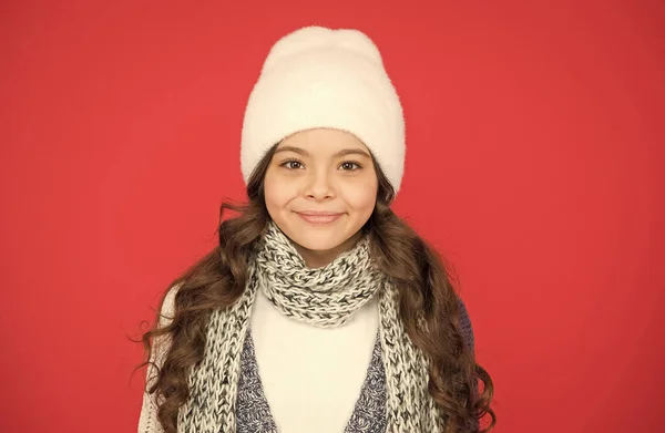 Muchacha del niño extremadamente feliz con el pelo largo lleva ropa caliente, moda del cabrito — Foto de Stock