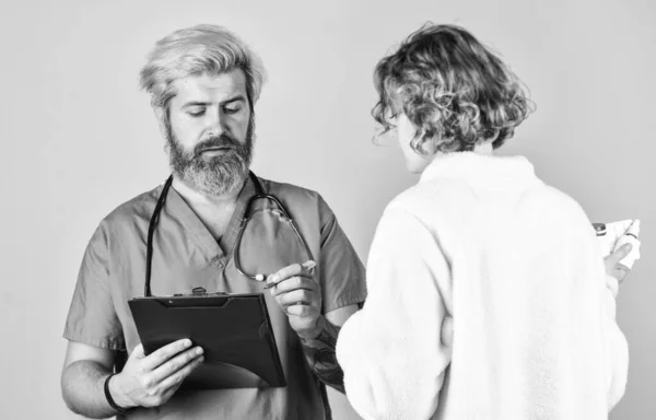 Help me please. Doctor and patient are discussing treatment. consultation about diagnosis of disease. doctor and patient meeting at hospital. healthcare professionals. Healthcare and Medical — Stock Photo, Image